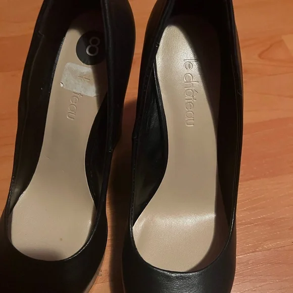Le Chateau Black Wedge Shoes - Picture 2 of 3